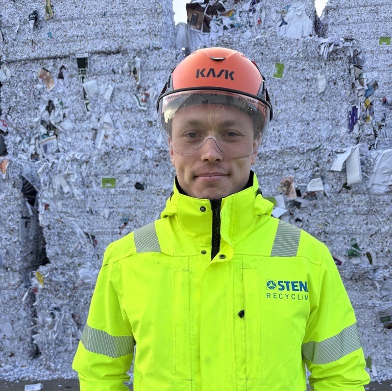 Branch manager Casper Dahlström outside a recycling facility dressed in safety gear.