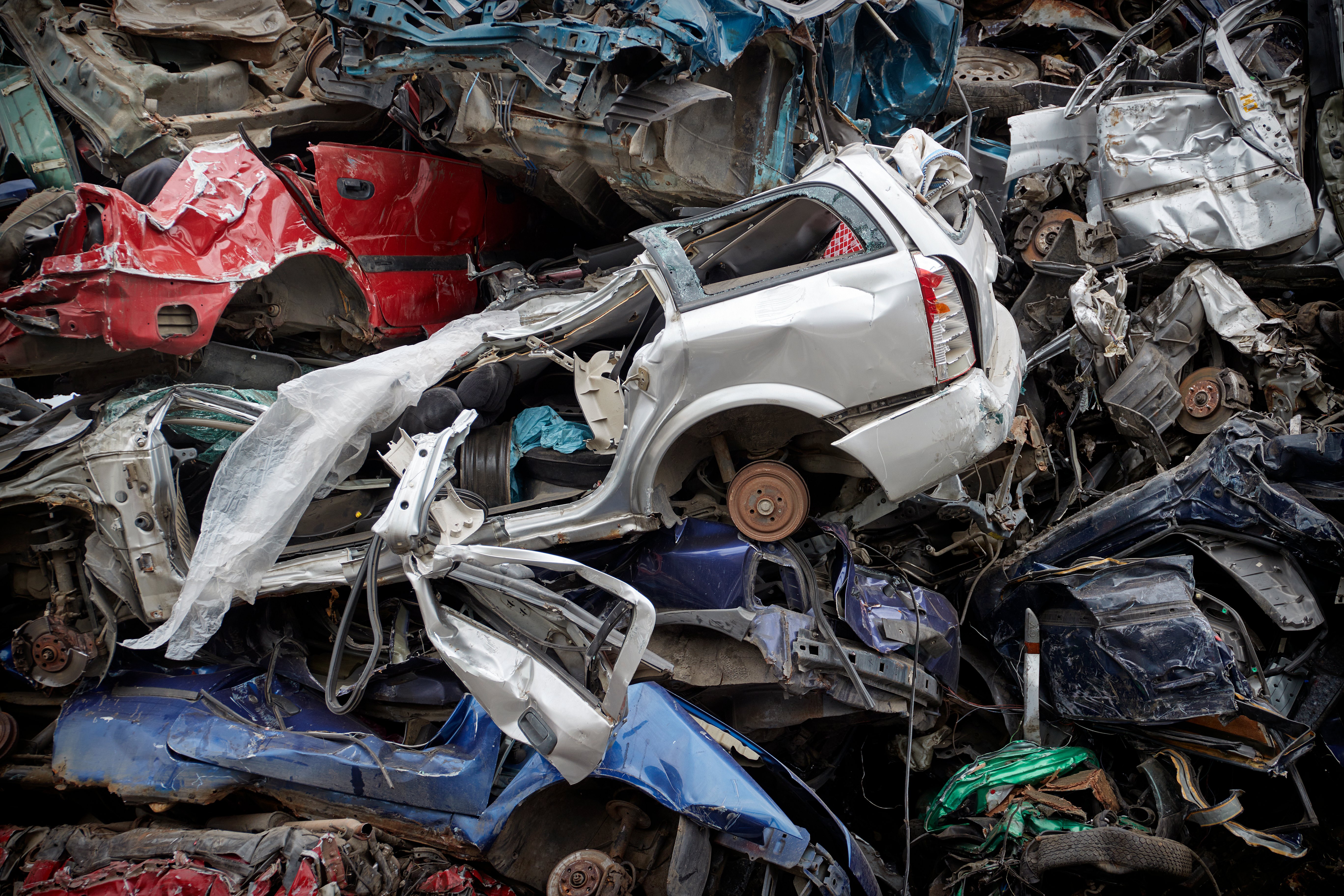 Närbild på en hög av bilar som ska återvinnas