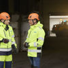 Två manliga medarbetare inom Stena Metallkoncernen i varselkläder har en diskussion i en av Stenas anläggningar.