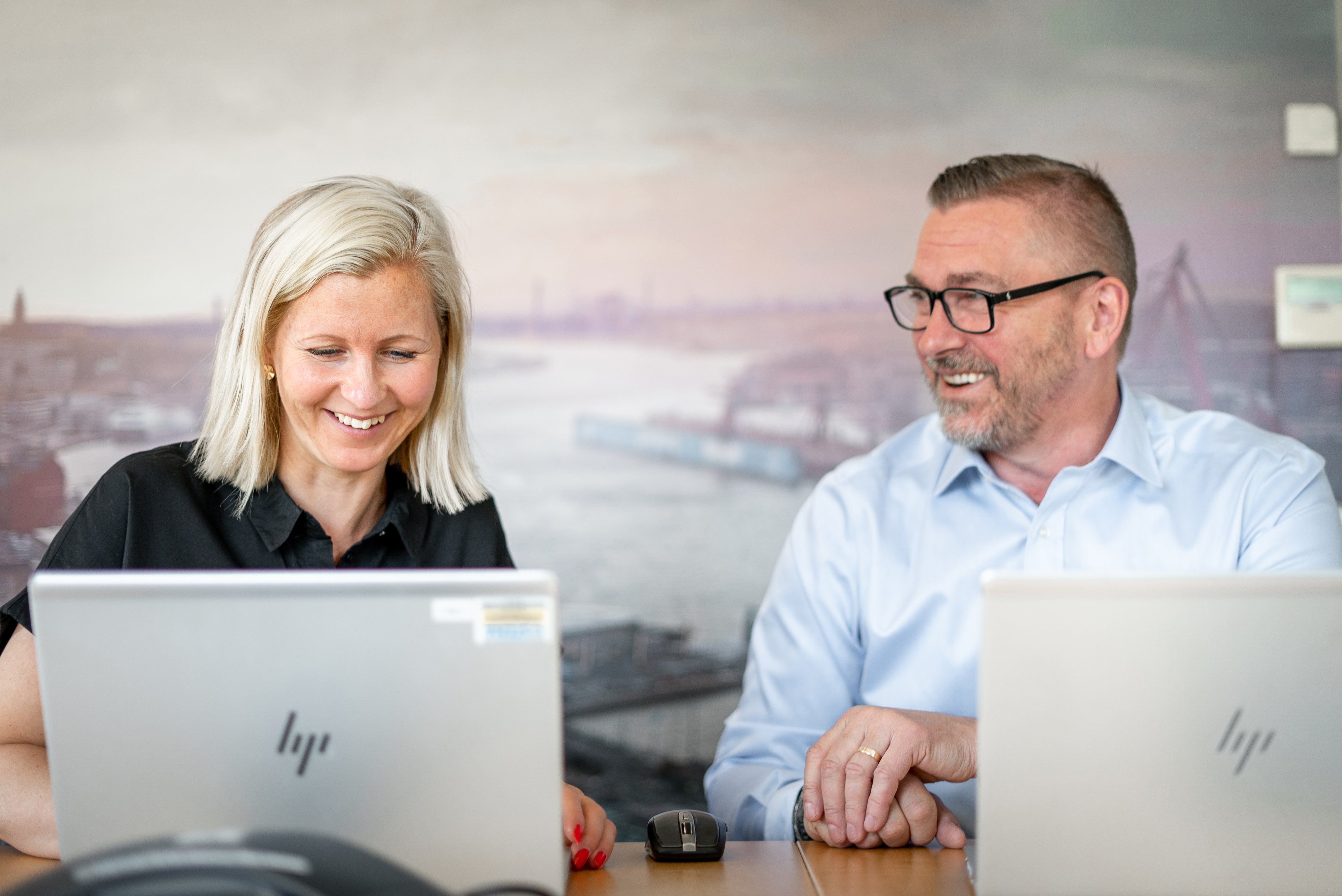 Två leende medarbetare inom Stena Metallkoncernen