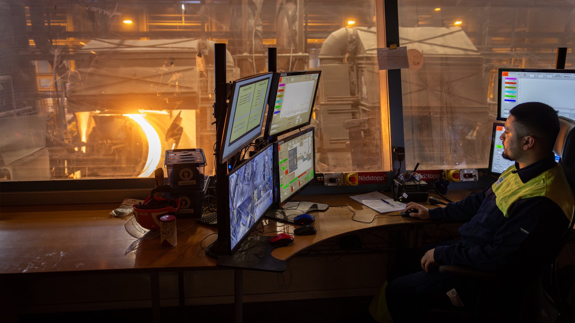 En operatör på Stena Aluminium kontrollerar olika parametrar på datorskärmar för att styra smältprocessen