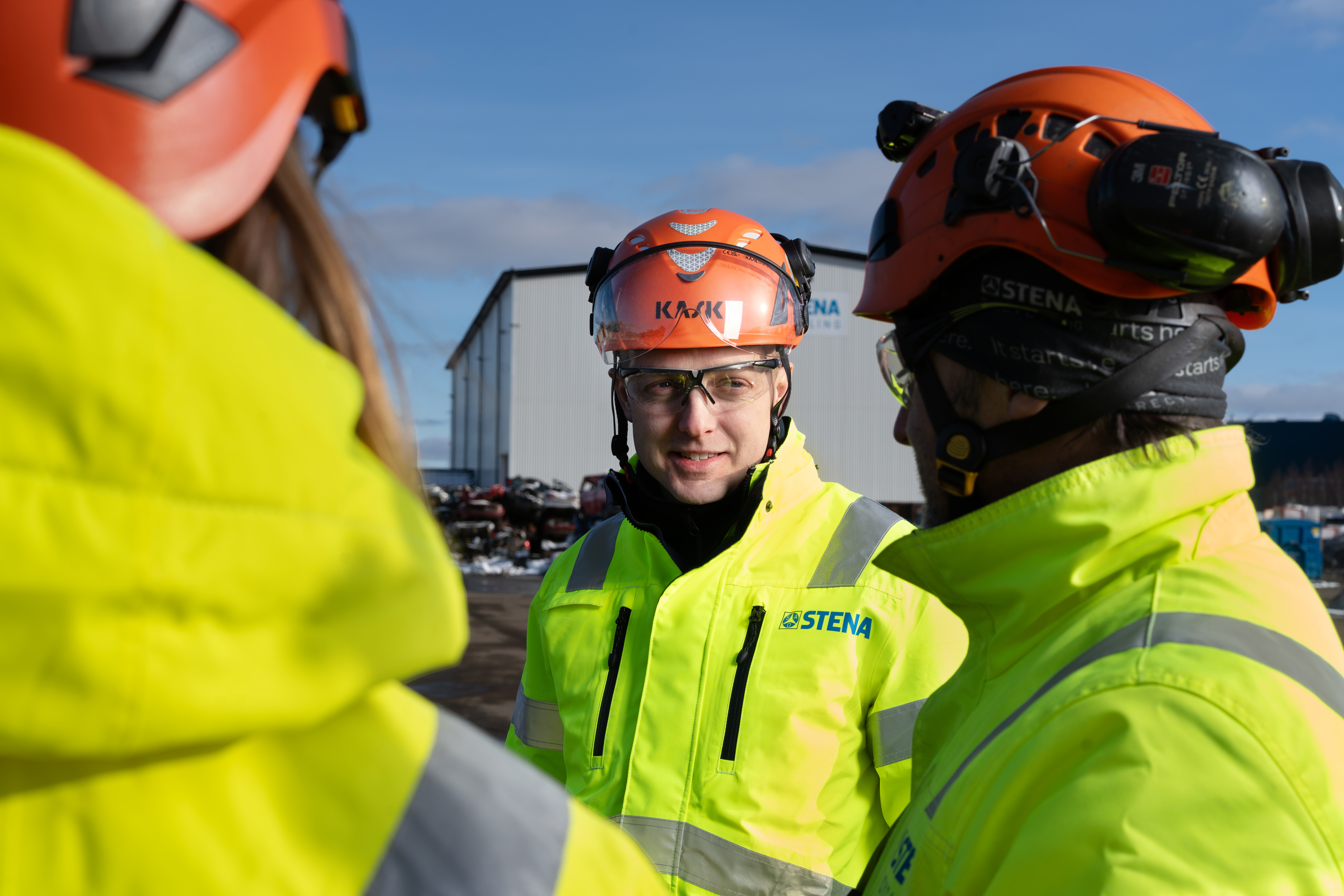 Christoffer Holmström, Group Compliance Officer för hälsa och säkerhet, klädd i High-vis-kläder, är på ett av sina platsbesök och pratar med de anställda.