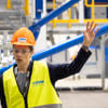 Carina Petersson, platschef för Stena Recycling Battery Center. Hon står i återvinningsanläggningen iförd skyddsutrustning.