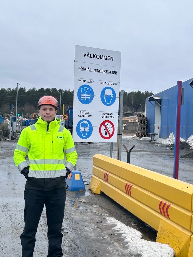 Filialchef Casper Dahlström utanför en återvinningsanläggning, klädd i skyddsutrustning.