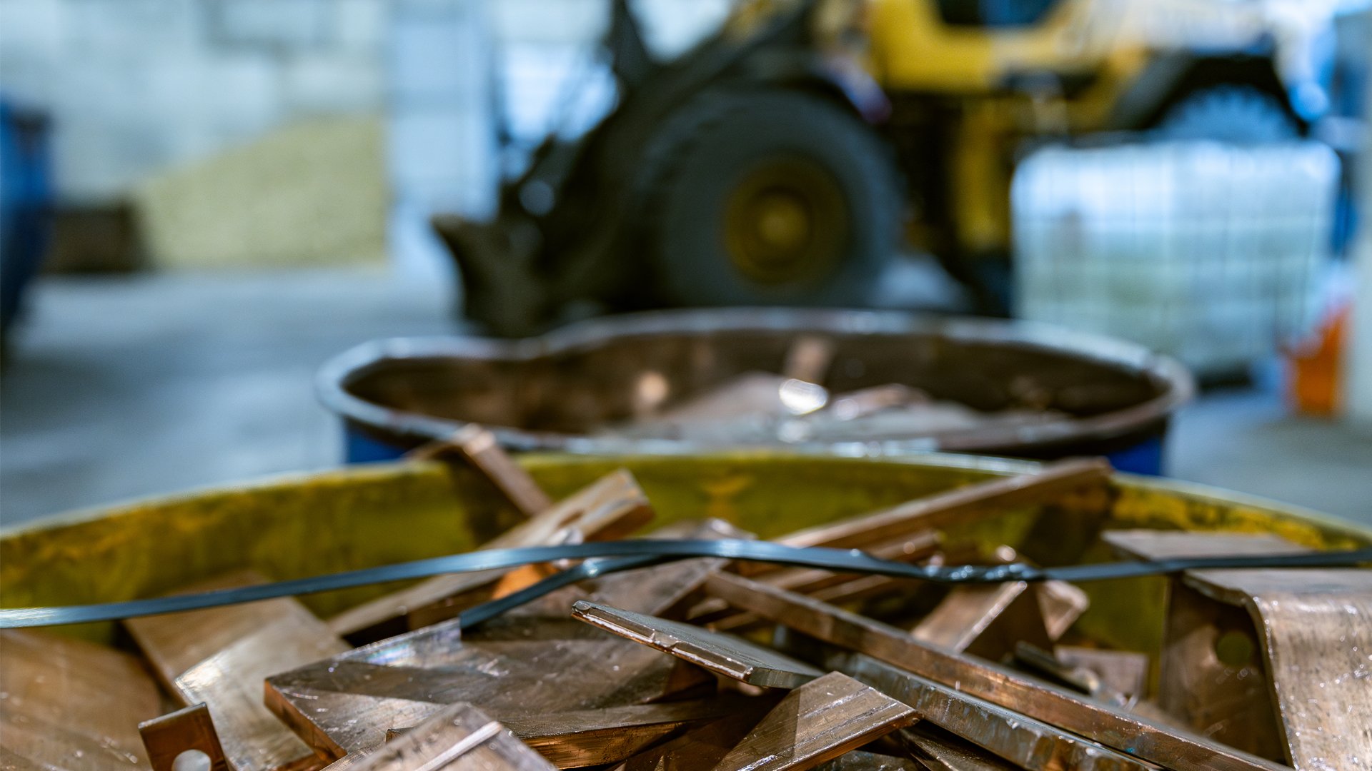 Kopparbitar i en behållare, sorterade och redo för återvinning