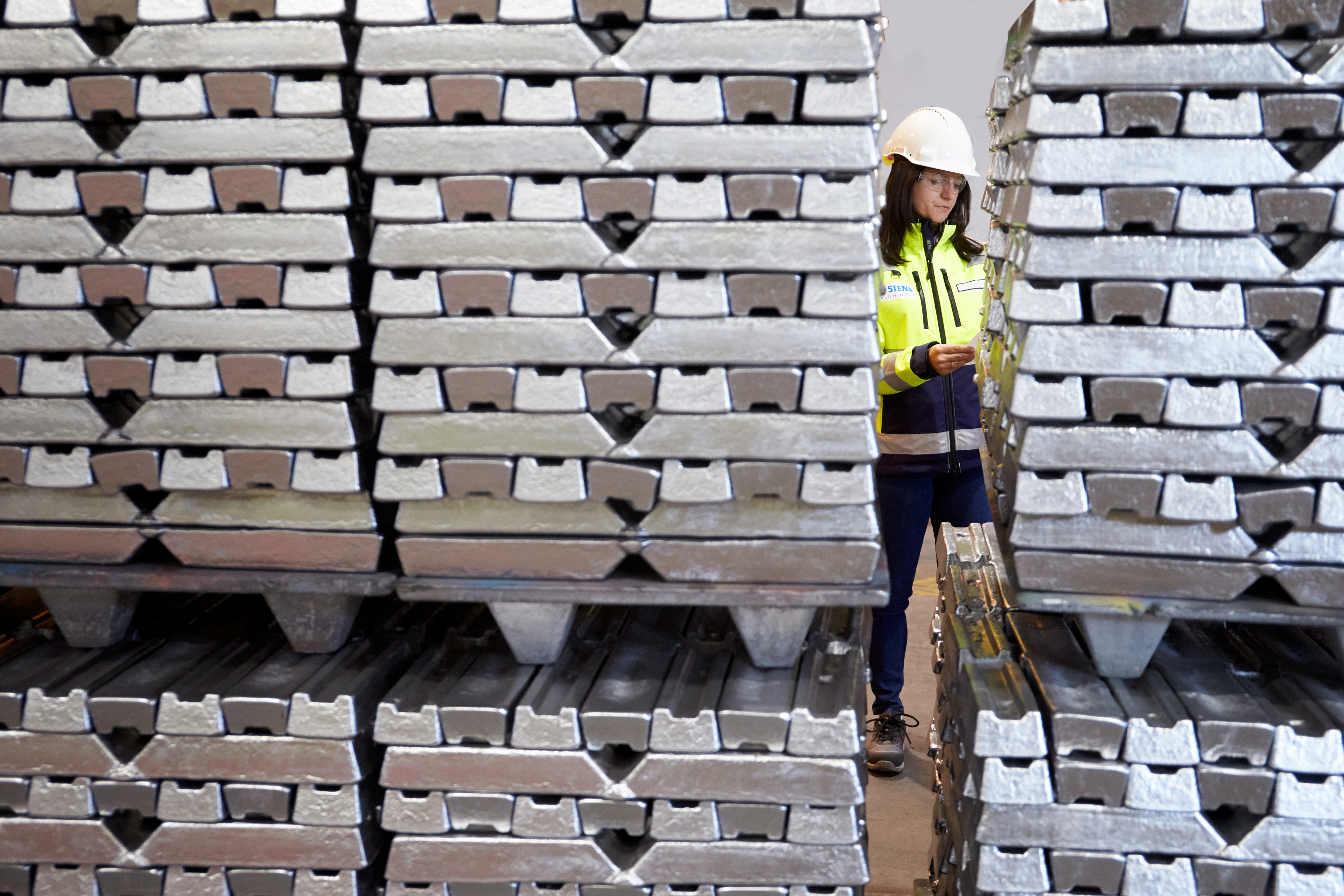 Stena Aluminium employee inspecting material
