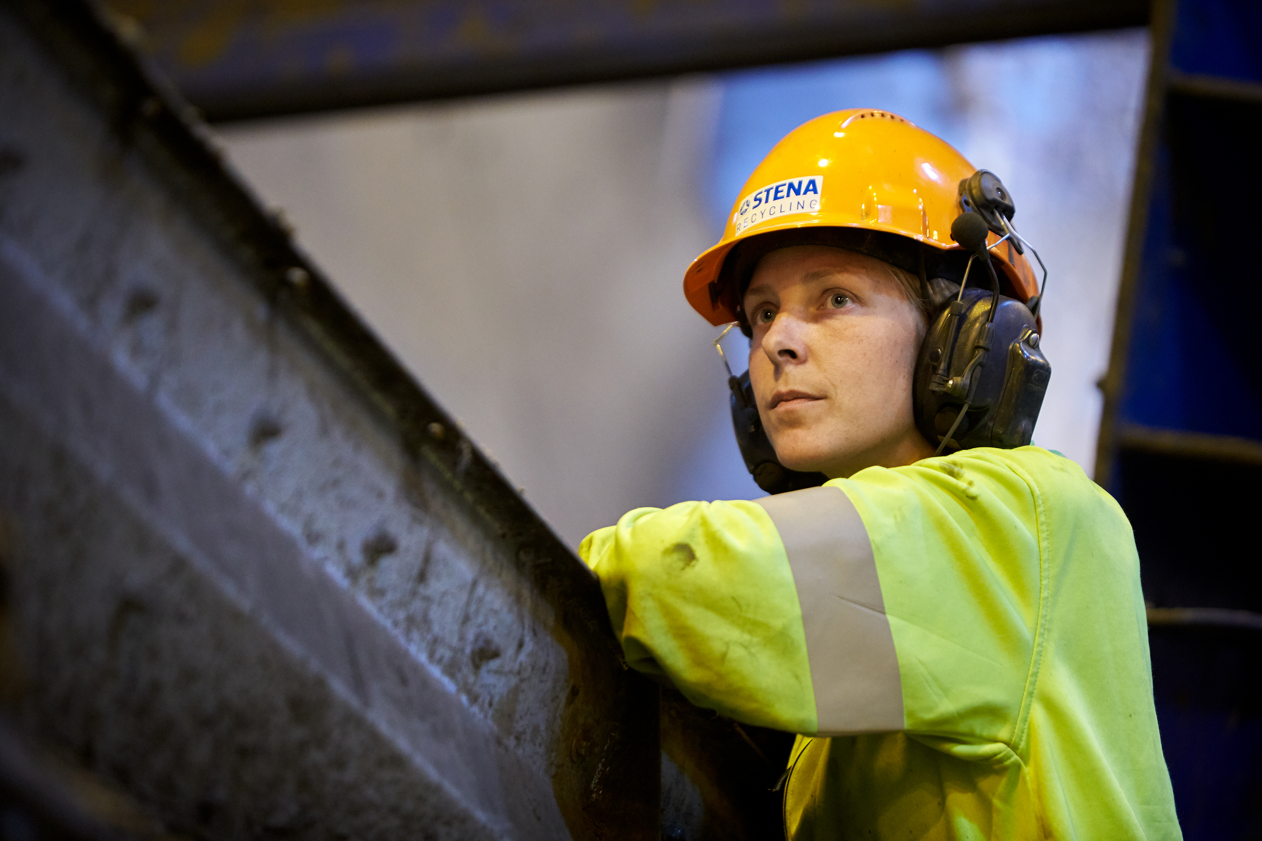 Stena Recycling anställd övervakar produktionen