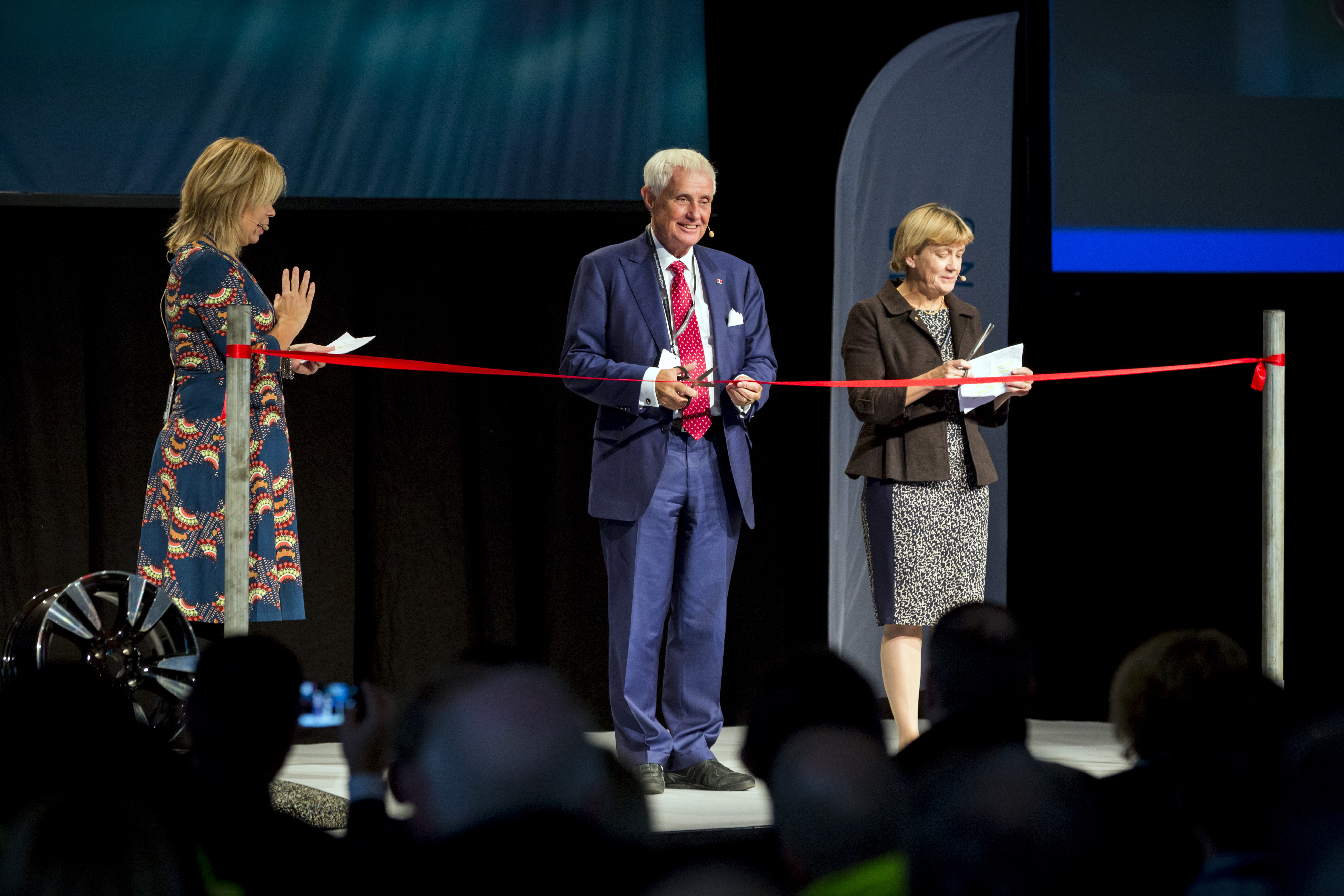 Dan Sten Olsson klipper bandet på invigningen av Stena Nordic Recycling Center