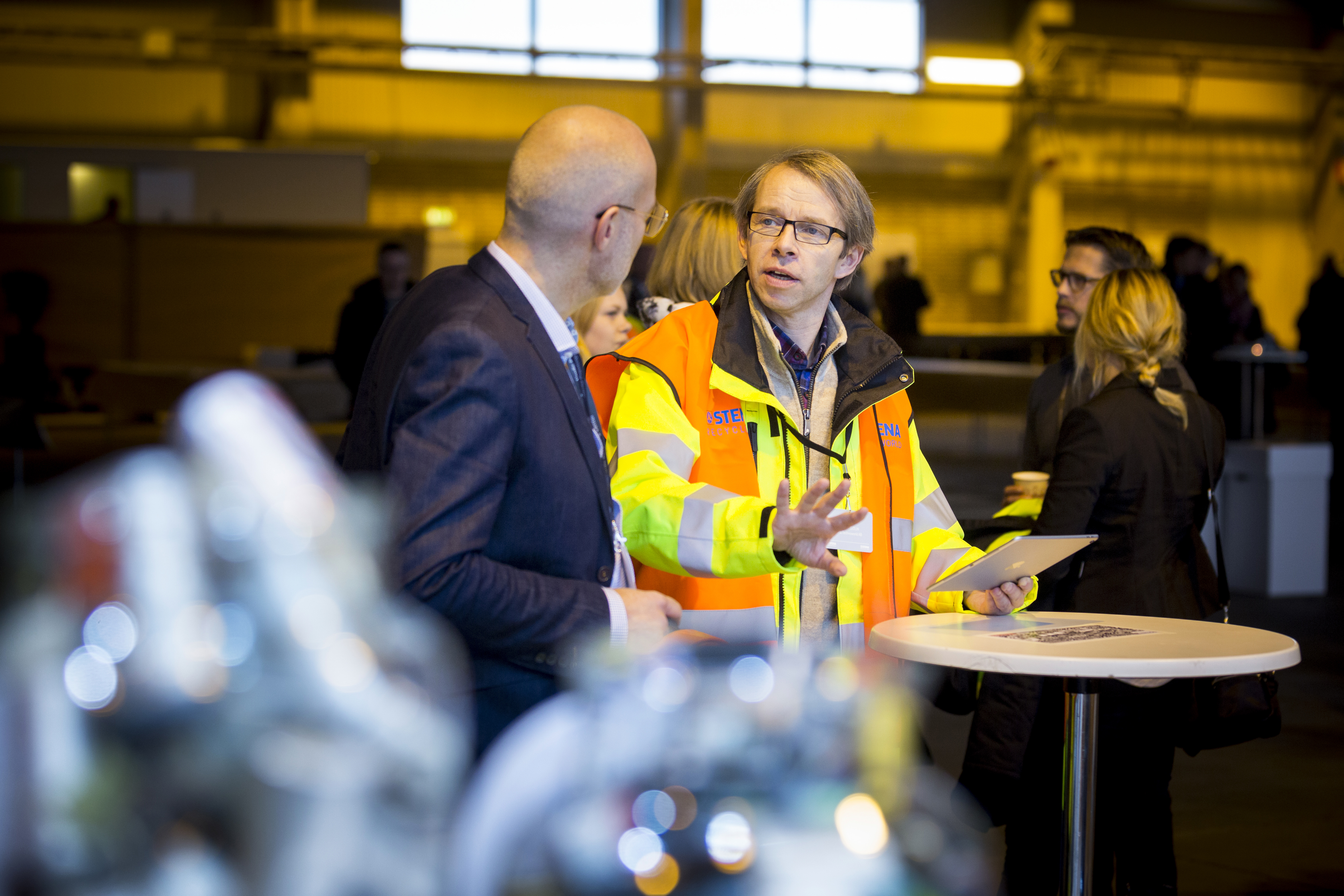 Stena Recycling anställd talar med en besökare om den nya fabriken