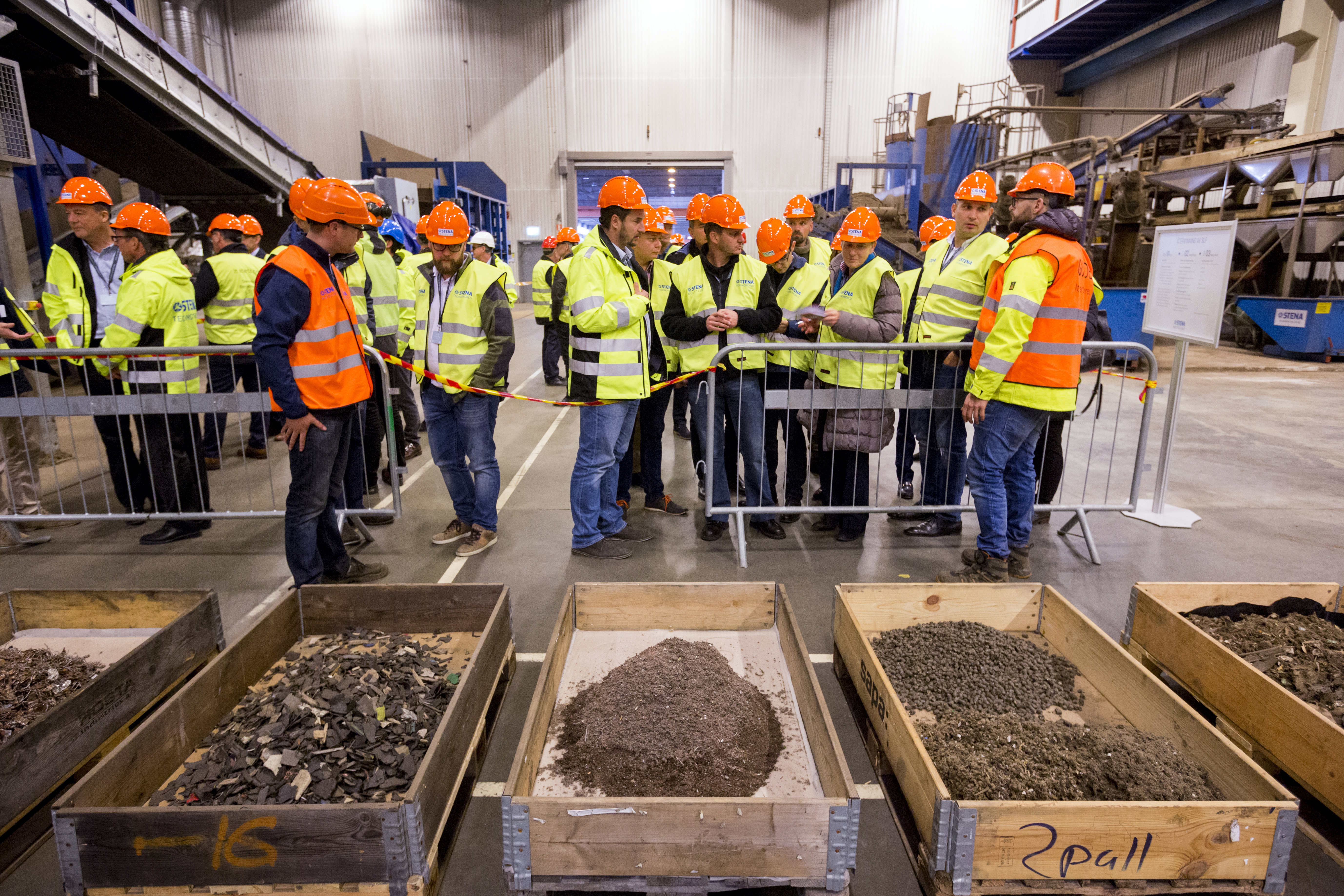 Besökare på Stena Nordic Recycling Center som kollar på olika material