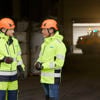 Två manliga medarbetare inom Stena Metallkoncernen i varselkläder har en diskussion i en av Stenas anläggningar.